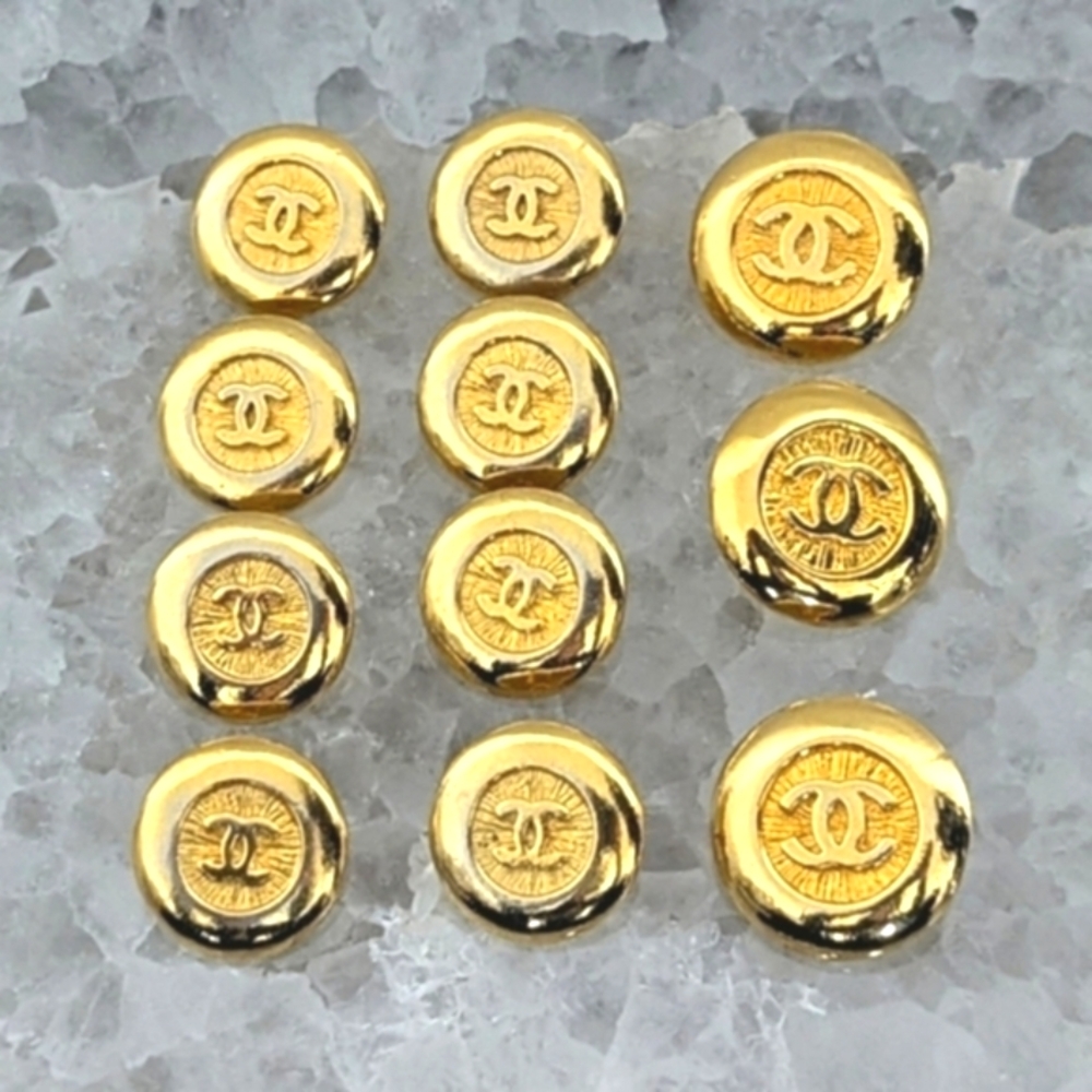 LARGE Authentic CHANEL Vintage 1980s Gold CC Logo Buttons
